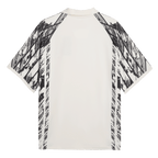 Vista posteriore della maglia BVB King in bianco con motivo decorativo nero sulle maniche e sui fianchi; articolo ufficiale per i tifosi del Borussia Dortmund.
