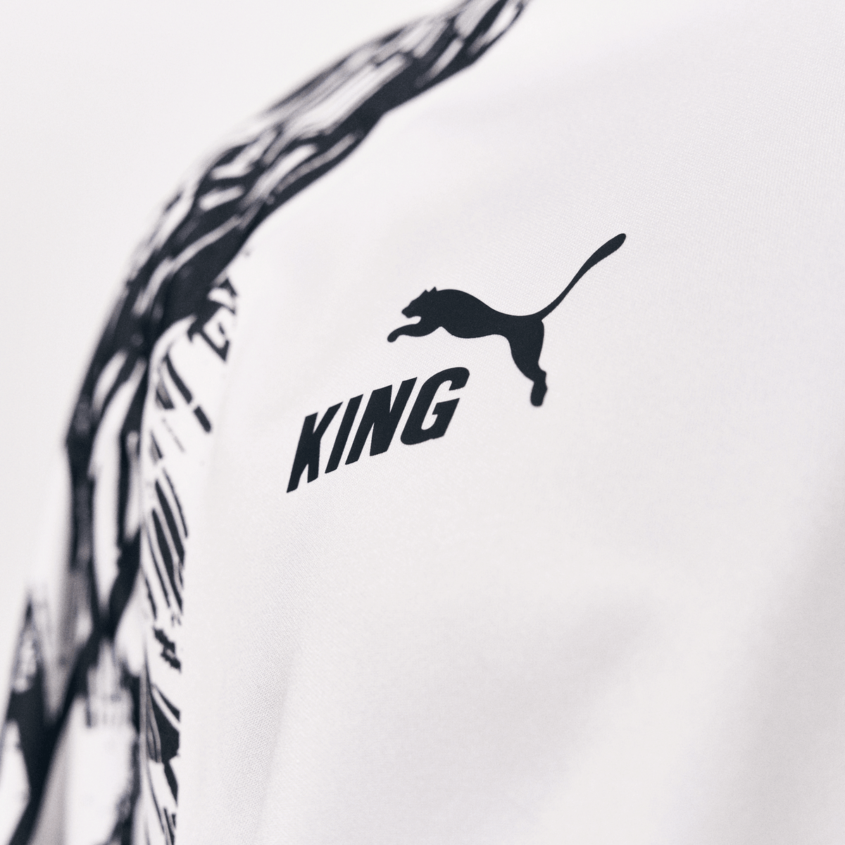 Maglia bianca del BVB con logo PUMA nero e scritta KING, design moderno con dettagli neri.