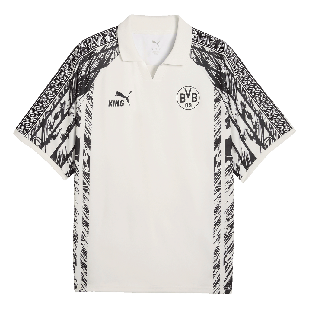 Maglia bianca del BVB "King" con dettagli neri e motivi grafici, stemma del BVB, logo PUMA e scritta "KING" sul petto.