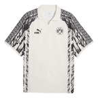 Maglia bianca del BVB "King" con dettagli neri e motivi grafici, stemma del BVB, logo PUMA e scritta "KING" sul petto.