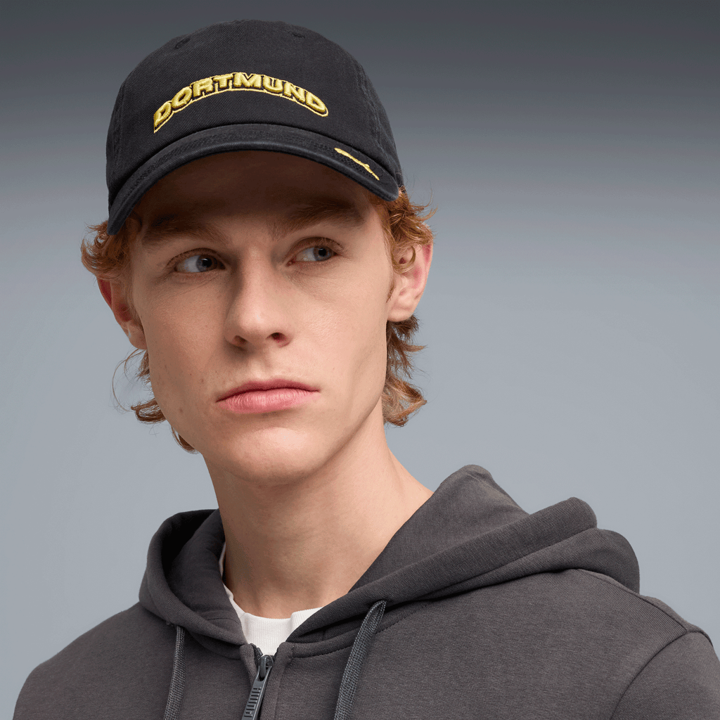 Casquette PUMA noir et jaune du BVB avec l'inscription « DORTMUND » et le logo PUMA, un accessoire idéal pour les supporters du Borussia Dortmund