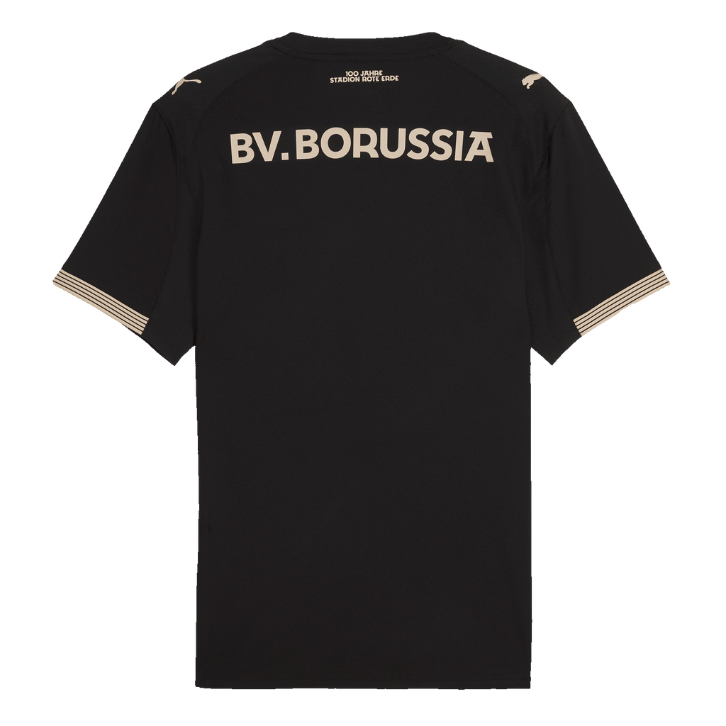 Vista posteriore della maglia speciale nera del BVB dedicata ai 100 anni della “Rote Erde”, con la scritta dorata “BV. Borussia” sulla schiena e il logo Puma sulle spalle.