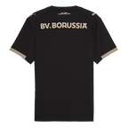 Vista posteriore della maglia speciale nera del BVB dedicata ai 100 anni della “Rote Erde”, con la scritta dorata “BV. Borussia” sulla schiena e il logo Puma sulle spalle.