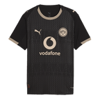Schwarzfarbenes BVB Sondertrikot 100 Jahre Rote Erde Authentic mit dezentem Muster, BVB-Emblem, Vodafone- und PUMA-Logo auf der Vorderseite.