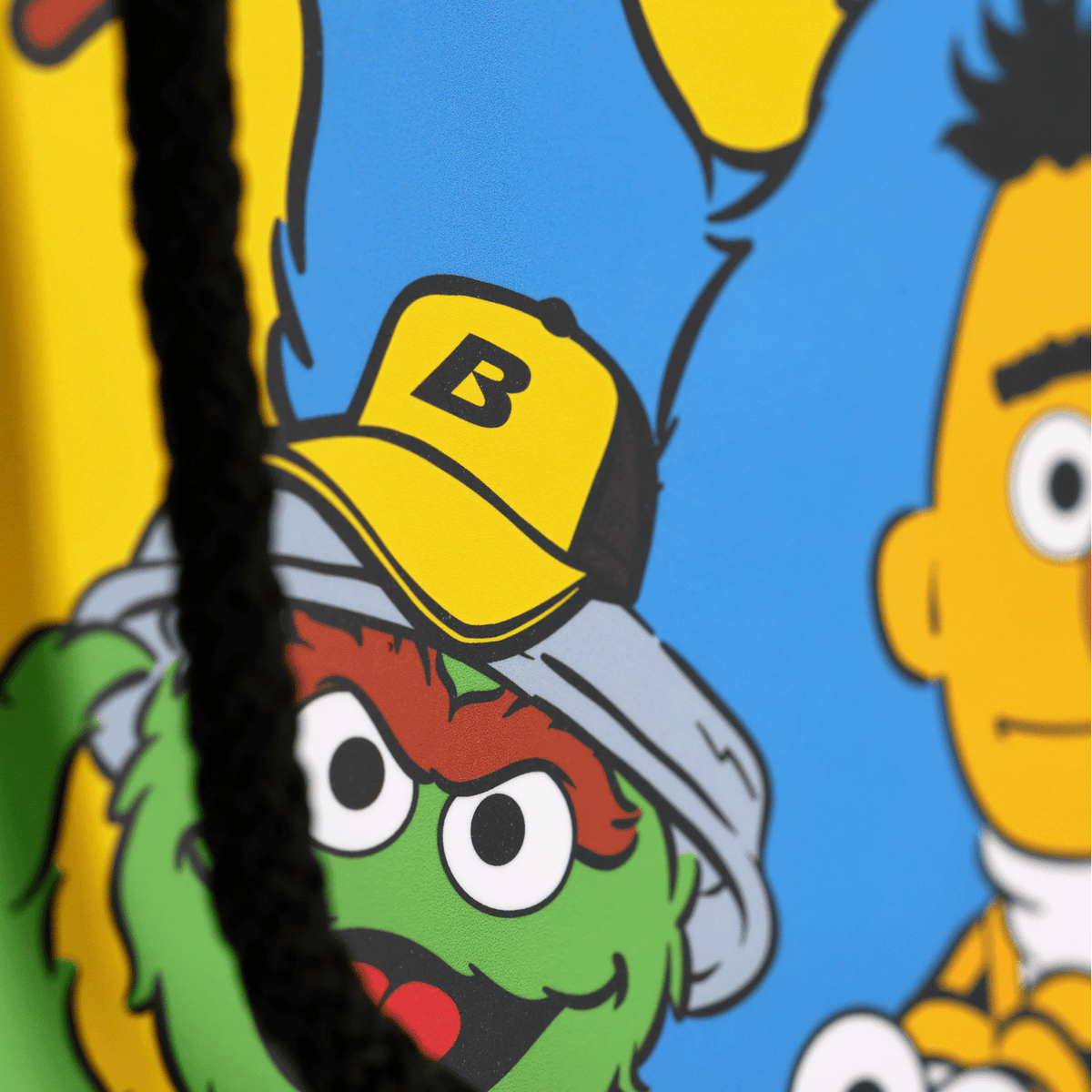 Geschenktasche im BVB-Design mit Sesamstraße-Motiven, Oscar das Grouch trägt gelbe BVB-Mütze, gestaltet für Fans und Kinder als bunte Geschenkverpackung.
