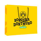Bolsa de regalo amarilla del BVB con el logotipo negro del BVB, la inscripción «Borussia Dortmund» y un aplique verde de Barrio Sésamo.