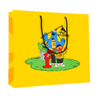 Bolsa de regalo del BVB en color amarillo con motivos de Barrio Sésamo, en la que aparecen personajes populares con atuendos en negro y amarillo, ideal para los aficionados del Borussia Dortmund.