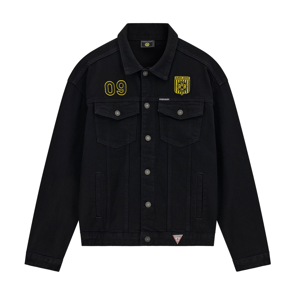 Schwarze BVB x Guess Jeansjacke mit Knopfleiste, gelbem BVB-Logo und der Zahl 09 auf der Vorderseite. Perfekt für Fans von Borussia Dortmund.