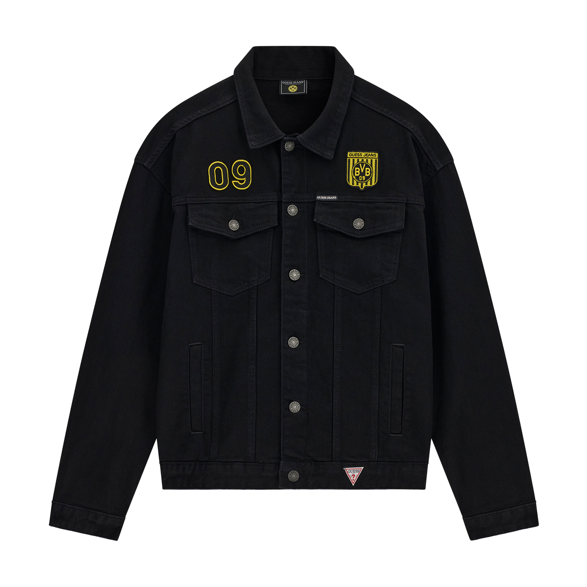 Schwarze BVB x Guess Jeansjacke mit Knopfleiste, gelbem BVB-Logo und der Zahl 09 auf der Vorderseite. Perfekt für Fans von Borussia Dortmund.
