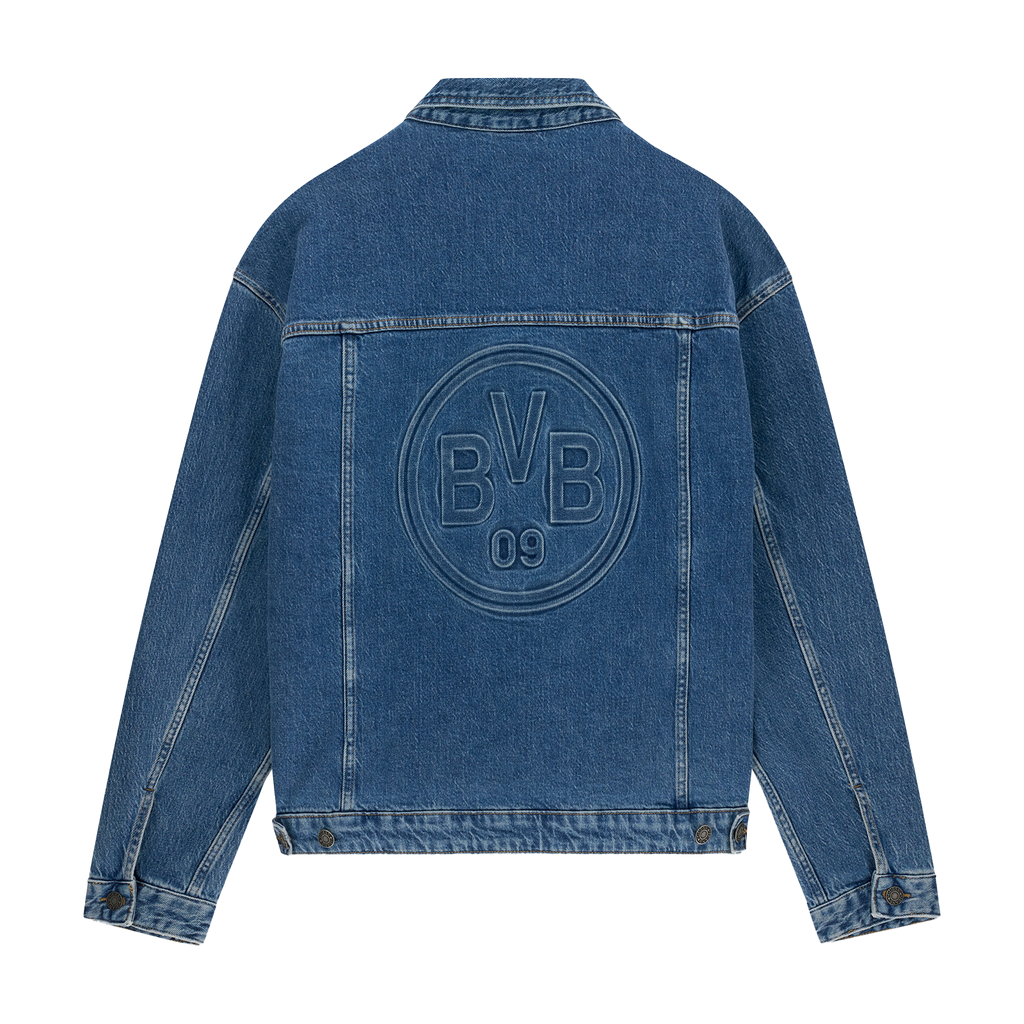 Vue de dos d'une veste en jean bleue BVB 09 ornée d'un grand logo BVB brodé au milieu du dos.