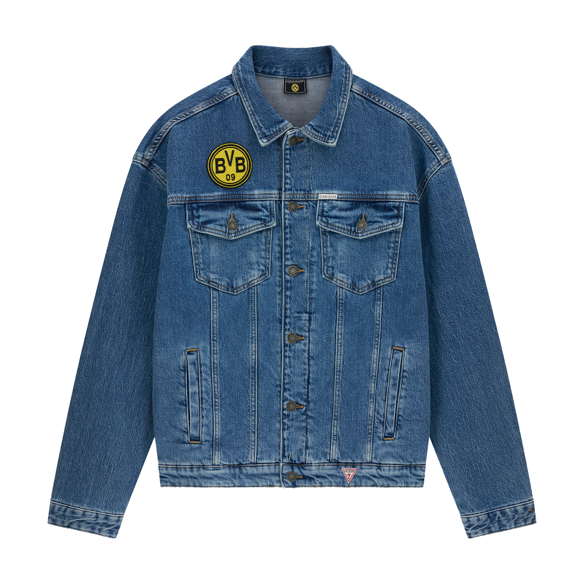 Blaue BVB x Guess Jeansjacke mit BVB-Logo auf der Brust, stylisches Design für Borussia Dortmund Fans.