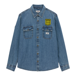 Ein Jeanshemd mit BVB-Logo auf der Brust und Guess Jeans-Schriftzug, in der Vorderansicht abgebildet.