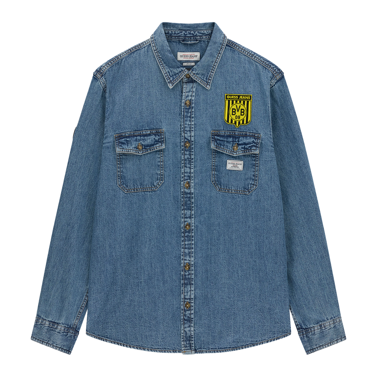 Ein Jeanshemd mit BVB-Logo auf der Brust und Guess Jeans-Schriftzug, in der Vorderansicht abgebildet.