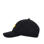 Schwarze BVB x Guess Kappe mit gelbem BVB-Logo in der Seitenansicht. Modernes und stylisches Accessoire für Fans von Borussia Dortmund.