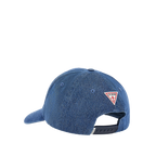 Die blaue BVB x Guess Kappe aus Denim-Stoff in der Rückansicht mit Snapback-Verschluss und rotem Guess-Logo.