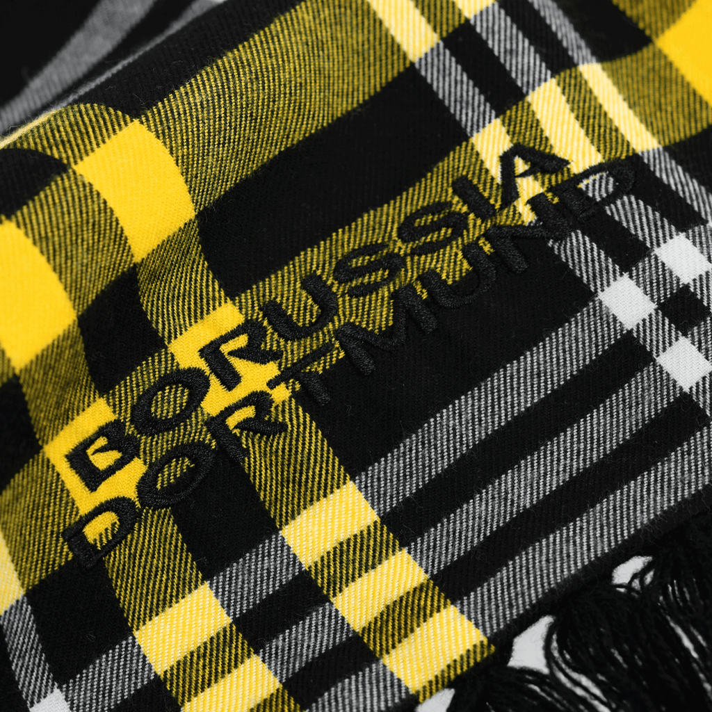 Bufanda a cuadros en negro y amarillo con el nombre del Borussia Dortmund bordado y flecos, ideal para los aficionados.