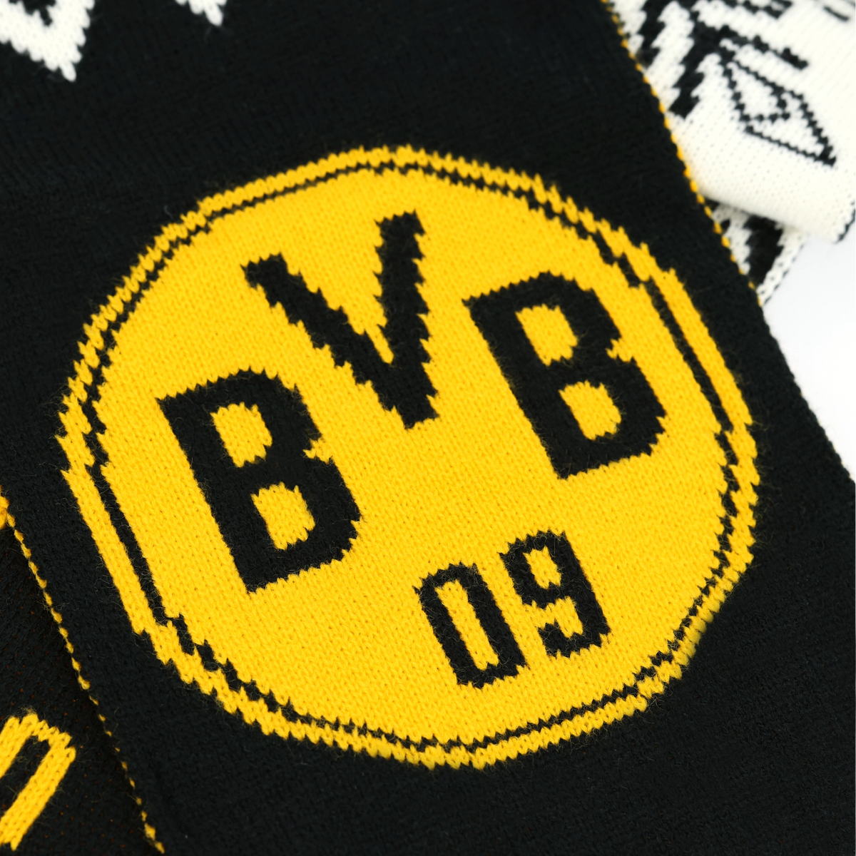 这款黑色与黄色相间的多特蒙德（BVB）冬季围巾印有醒目的“BVB 09”标志，是多特蒙德球迷的理想之选。