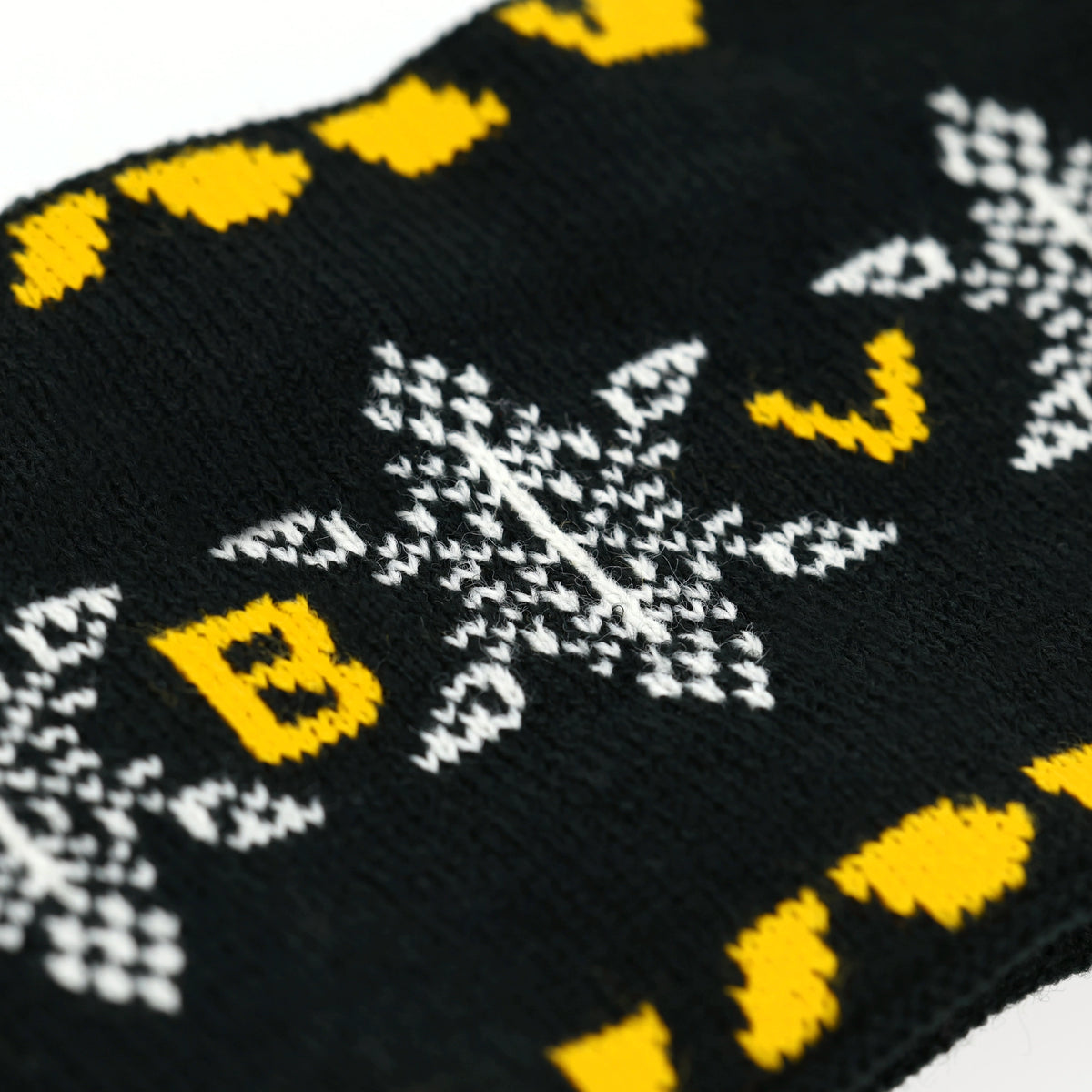 Schwarzgelbes BVB-Winterstirnband mit auffälligen Strickmustern und BVB-Elementen. Perfekt für kalte Tage.