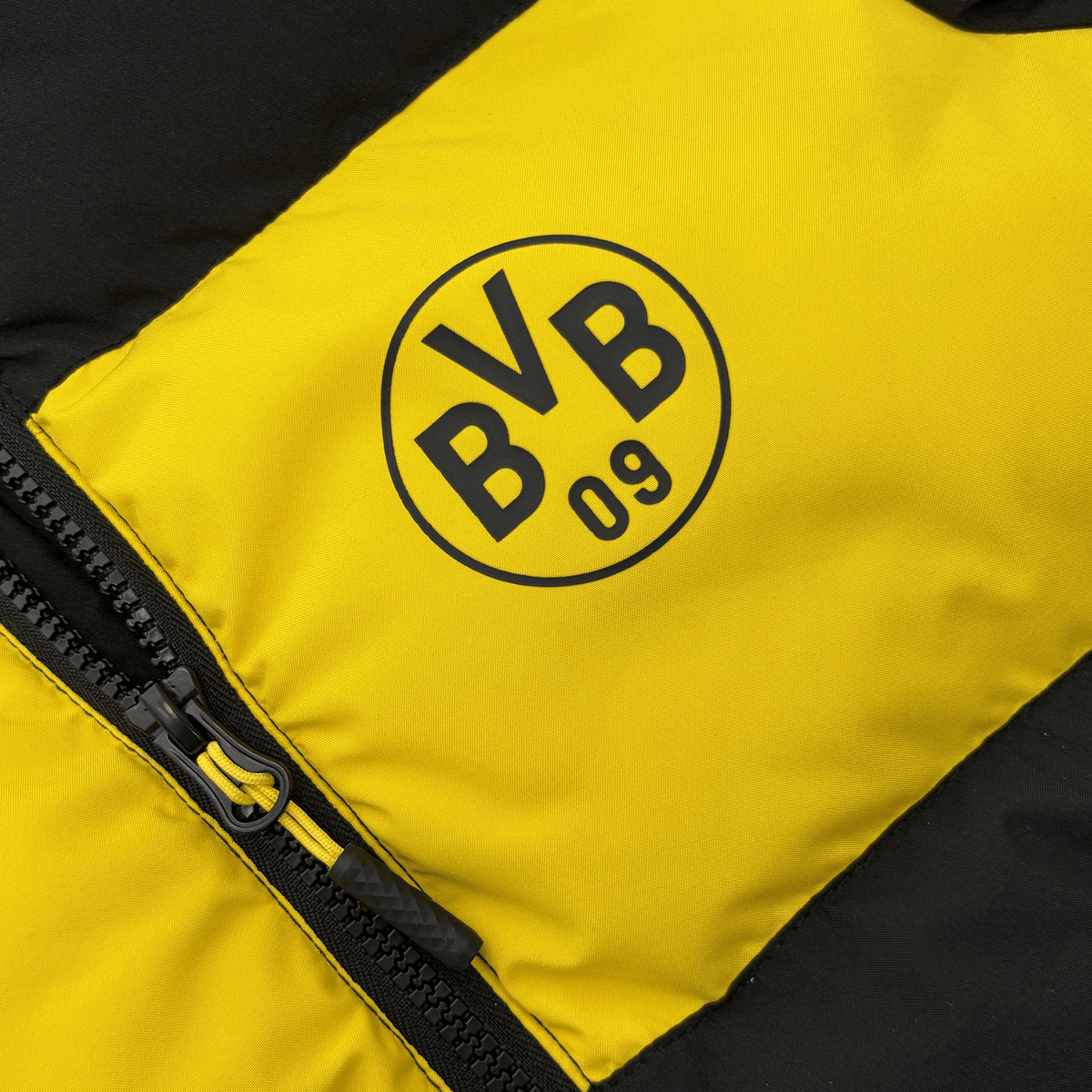 Chaqueta de invierno del BVB en negro y amarillo para niños, con el logotipo destacado del BVB 09 y cremallera, ideal para los días más fríos.