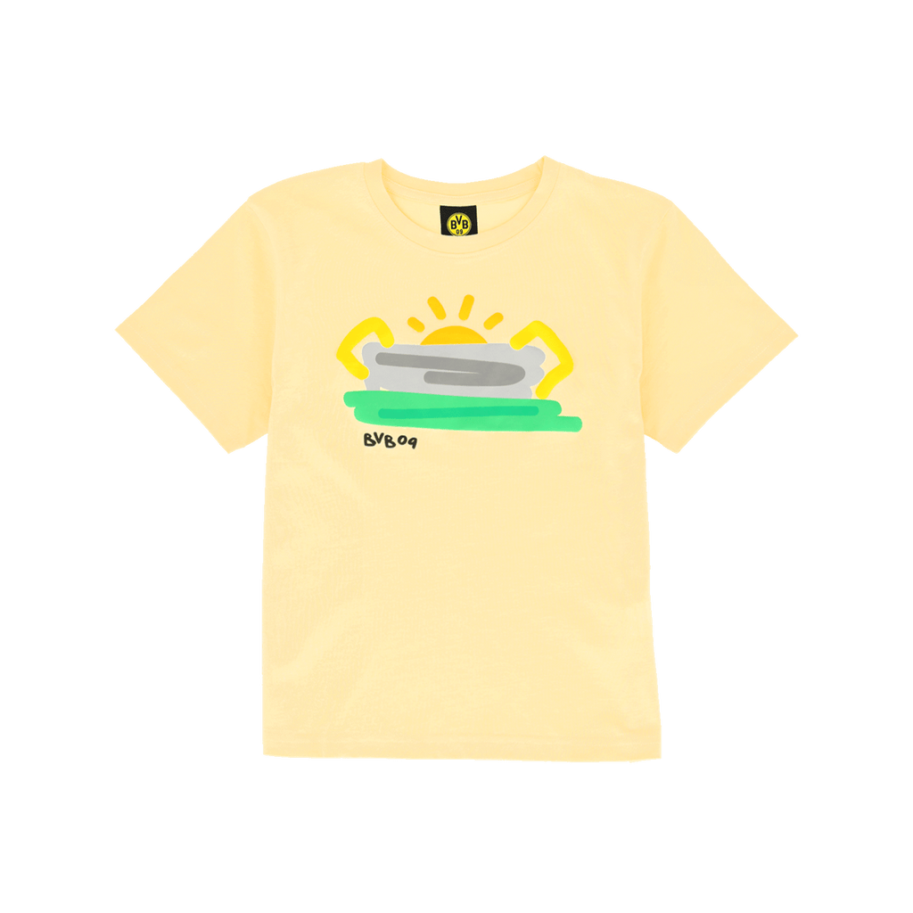 Gelbes BVB-T-Shirt für Kinder mit Stadion-Design, grünem Boden und BVB09-Schriftzug auf der Vorderseite.