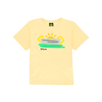 Gelbes BVB-T-Shirt für Kinder mit Stadion-Design, grünem Boden und BVB09-Schriftzug auf der Vorderseite.