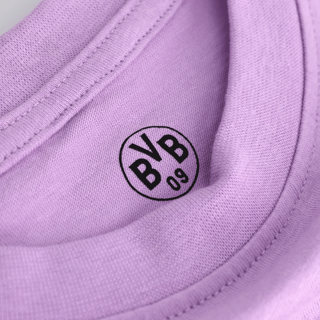 T-shirt BVB violet pour enfants, avec le logo BVB 09 imprimé. Idéal pour les supporters du Borussia Dortmund, un vêtement confortable pour le sport et les loisirs.
