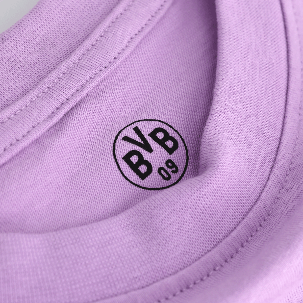 T-shirt BVB violet pour enfants, avec le logo BVB 09 imprimé. Idéal pour les supporters du Borussia Dortmund, un vêtement confortable pour le sport et les loisirs.