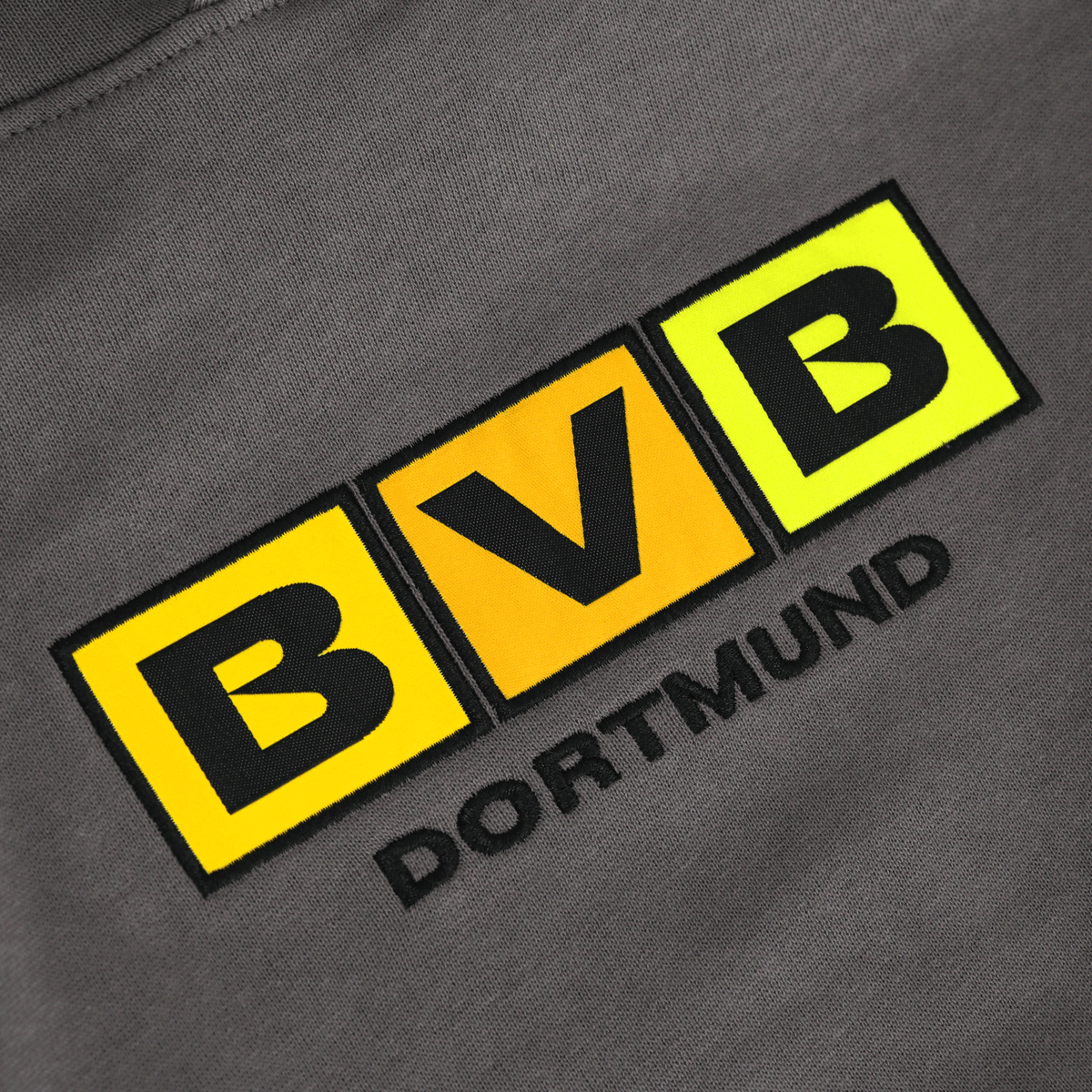 Sudadera con capucha para niños del BVB en color antracita, con un llamativo logotipo del BVB en amarillo y negro en la parte delantera, ideal para los jóvenes aficionados.