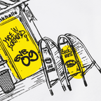 Vista detallada de una camiseta blanca del BVB de la tienda «Trinkhalle», con un diseño gráfico en negro y amarillo, en la que se pueden ver las inscripciones «Made in Dortmund» y «BVB 09».