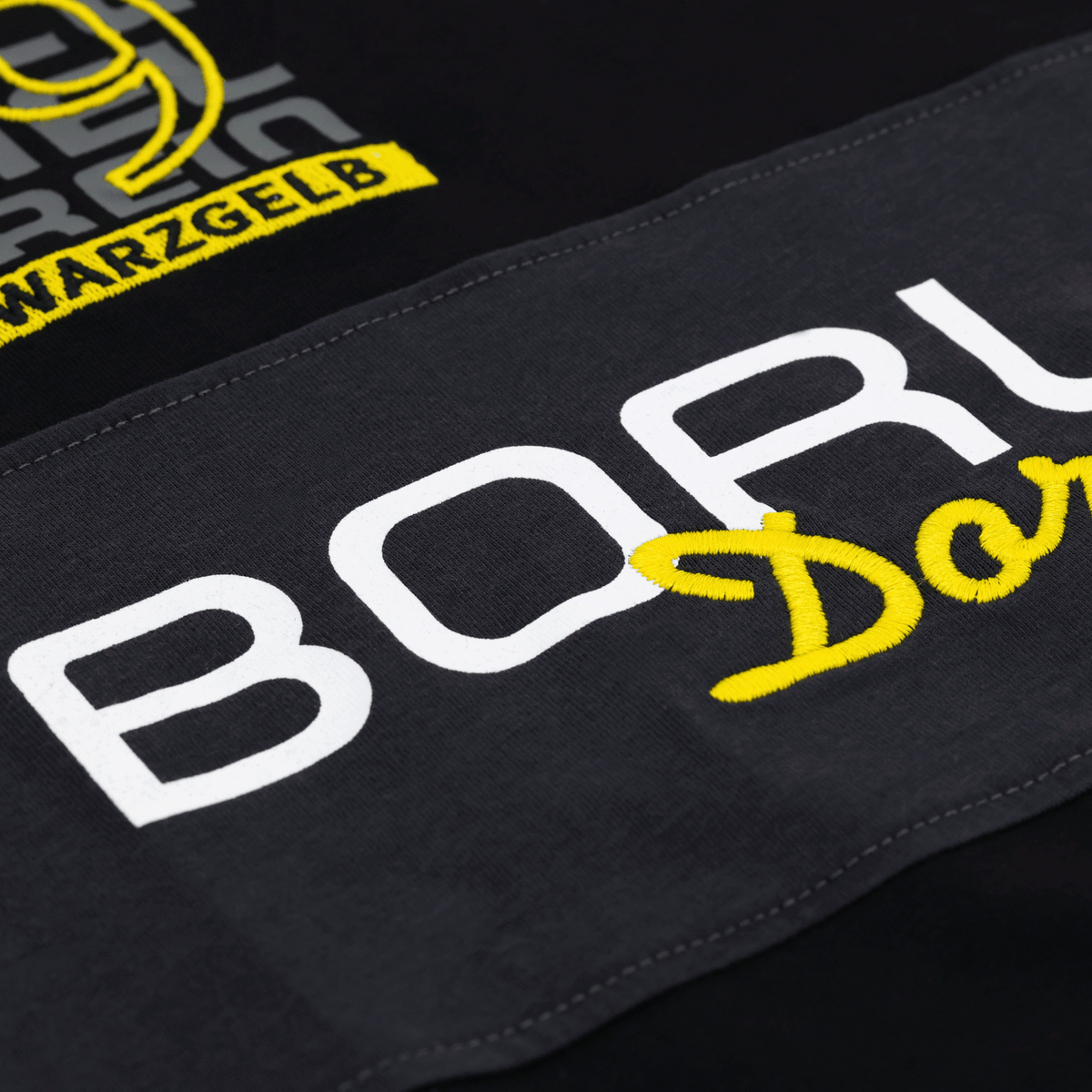 Schwarzes BVB T-Shirt mit gesticktem gelbem und weißem Borussia Dortmund Schriftzug und Design-Details