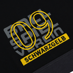 Nahaufnahme des BVB Elements II T-Shirts in Schwarz mit auffälliger gelber 09-Stickerei und 'schwarzgelb'-Schriftzug.