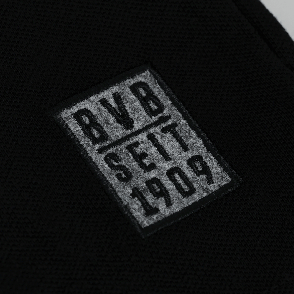 グレーのBVBロゴと「BVB seit 1909」の文字が入った、黒のBVBポロシャツの詳細画像。