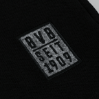 グレーのBVBロゴと「BVB seit 1909」の文字が入った、黒のBVBポロシャツの詳細画像。