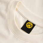 襟の内側に黒い「BVB 09」のロゴが入った、ベージュ色のBVB Tシャツ「Essentials II」の詳細写真。ボルシア・ドルトムントの高品質なファンウェア。