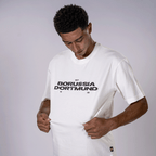 「Borussia Dortmund seit 1909」のプリントが入ったベージュのBVB Tシャツ「Essentials II」。ファンの方やカジュアルウェアとして最適です。