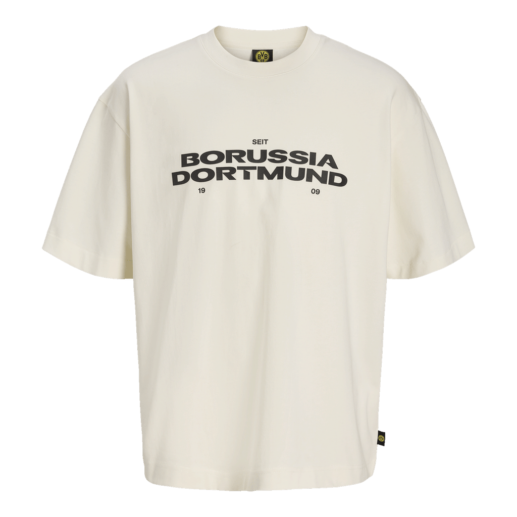 ベージュ色のBVB Tシャツ「Essentials II」、半袖。前面には「Seit Borussia Dortmund 1909」という黒い文字が入っています。ボルシア・ドルトムントのファンにぴったりです。