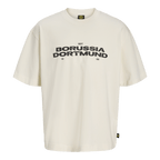 ベージュ色のBVB Tシャツ「Essentials II」、半袖。前面には「Seit Borussia Dortmund 1909」という黒い文字が入っています。ボルシア・ドルトムントのファンにぴったりです。