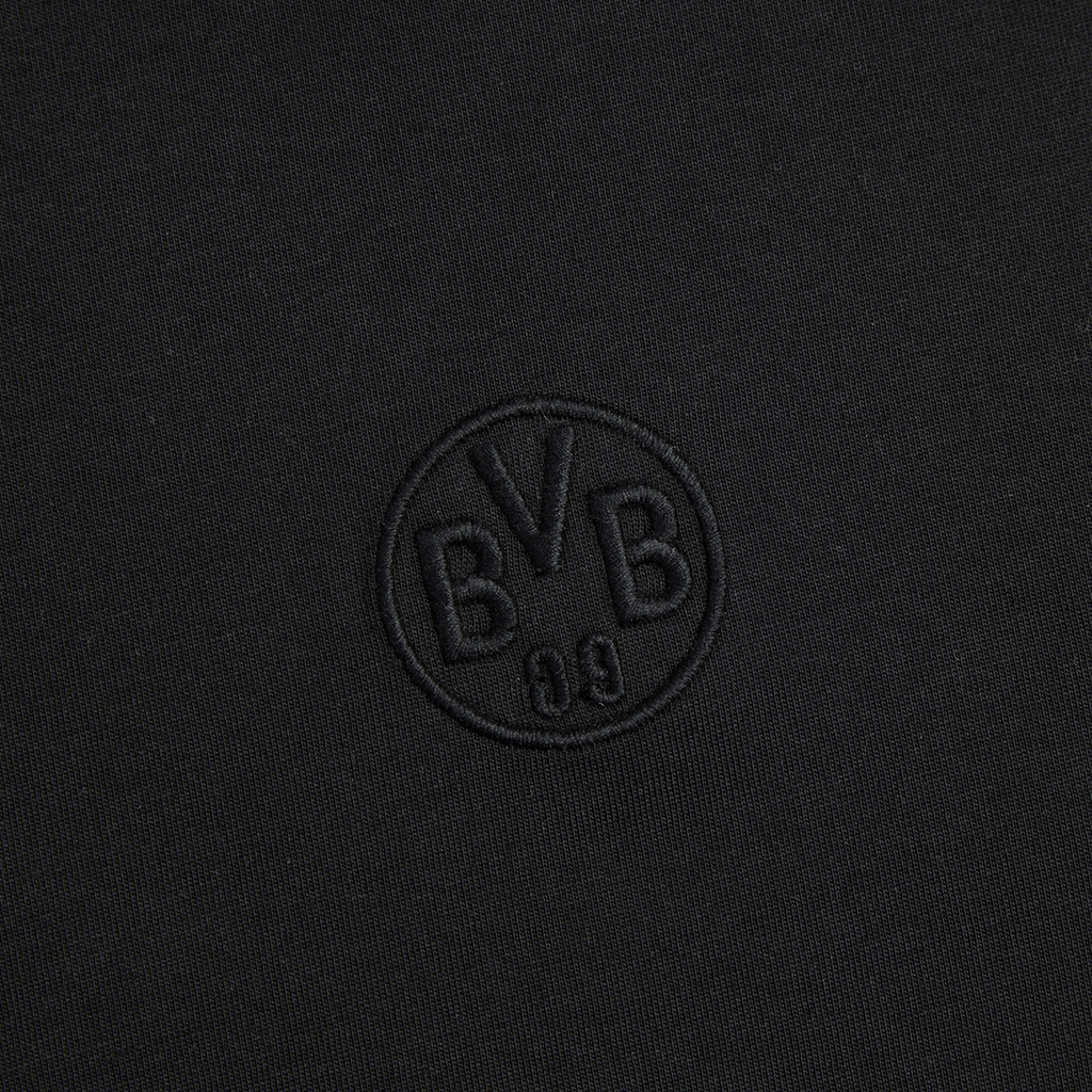 Camiseta negra del BVB «Essentials II» con el logotipo del BVB 09 bordado, ideal para los aficionados del Borussia Dortmund.