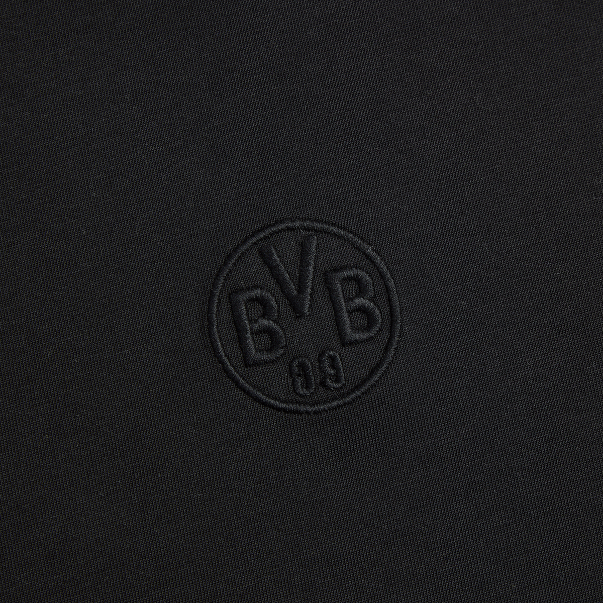 Camiseta negra del BVB «Essentials II» con el logotipo del BVB 09 bordado, ideal para los aficionados del Borussia Dortmund.