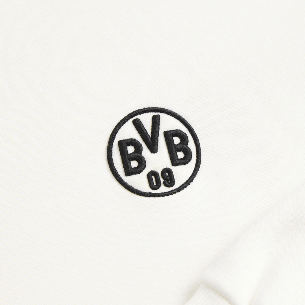 Immagine dettagliata della felpa con cappuccio BVB Essentials II in beige. Mostra il logo BVB 09 sul tessuto.