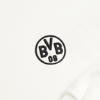 Immagine dettagliata della felpa con cappuccio BVB Essentials II in beige. Mostra il logo BVB 09 sul tessuto.