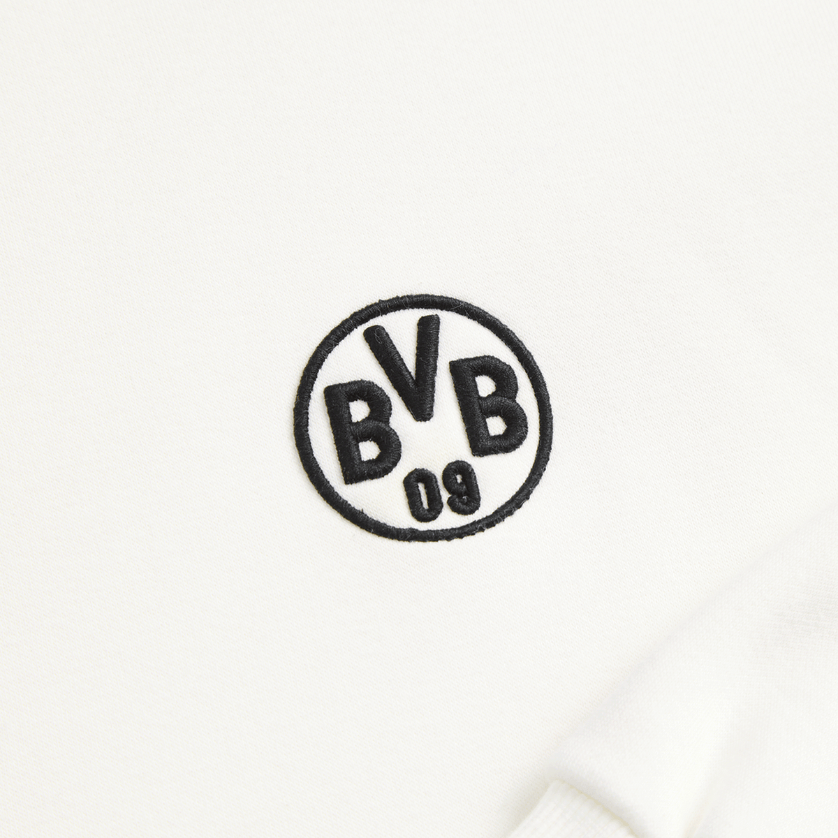 Immagine dettagliata della felpa con cappuccio BVB Essentials II in beige. Mostra il logo BVB 09 sul tessuto.