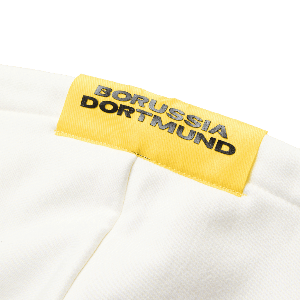 Felpa con cappuccio beige del BVB della collezione Essentials II con toppa gialla del Borussia Dortmund; primo piano del cappuccio.