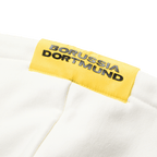 Beiger BVB Hoodie der Essentials II Kollektion mit gelbem Borussia Dortmund Aufnäher, Detailaufnahme der Kapuze.