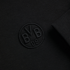 Schwarzer BVB-Hoodie Essentials II mit gesticktem BVB-Logo, Detailaufnahme vom Logo und Ärmel.
