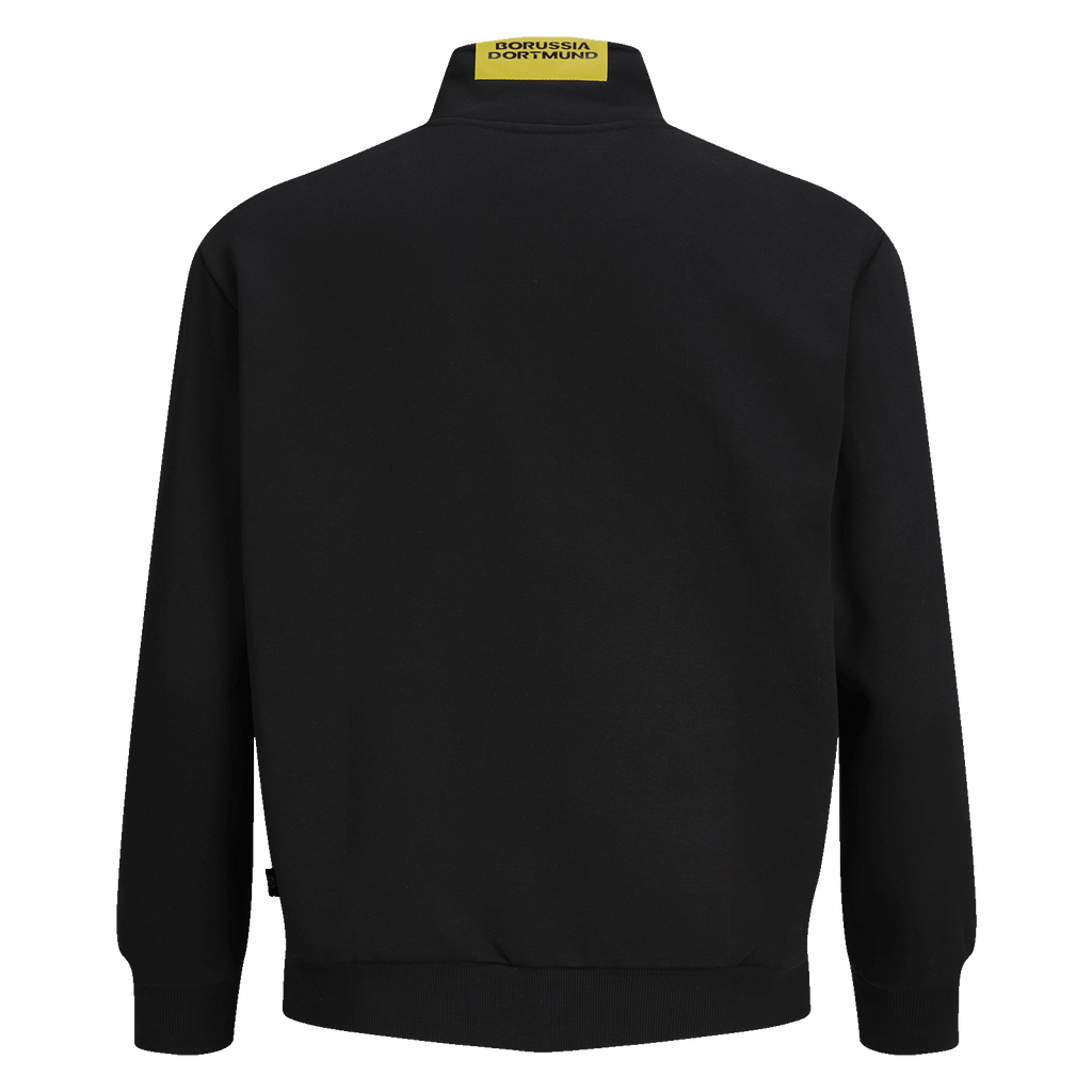 Vista trasera de un jersey negro del BVB de la colección Essentials II con el nombre «Borussia Dortmund» en amarillo en el cuello, ideal para los aficionados.