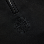 Vista detallada del jersey negro Essentials II del BVB, con el logotipo «BVB 09» discretamente bordado en la parte delantera.