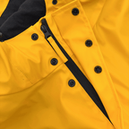 Impermeabile giallo del BVB modello Essentials II con bottoni neri e cerniera, ideale per le attività all'aperto e le giornate piovose.
