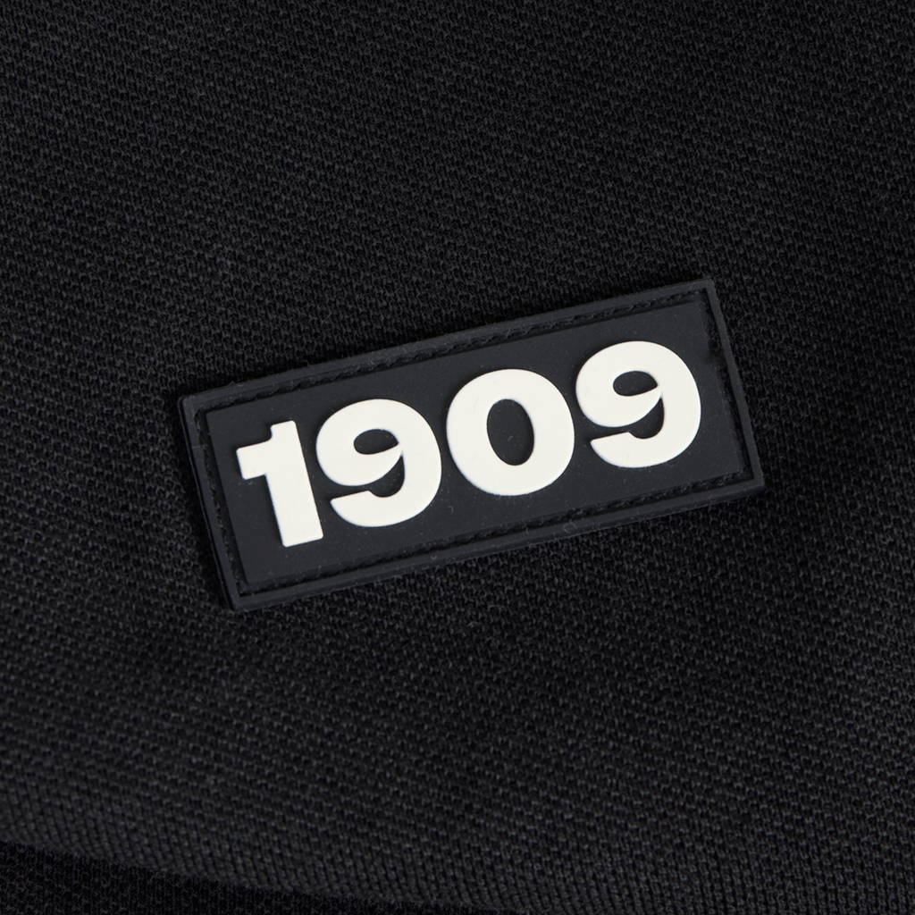 Tessuto nero con un vistoso stemma “1909” in bianco, forma rettangolare, gadget per i tifosi del BVB.