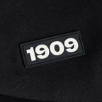 Tessuto nero con un vistoso stemma “1909” in bianco, forma rettangolare, gadget per i tifosi del BVB.